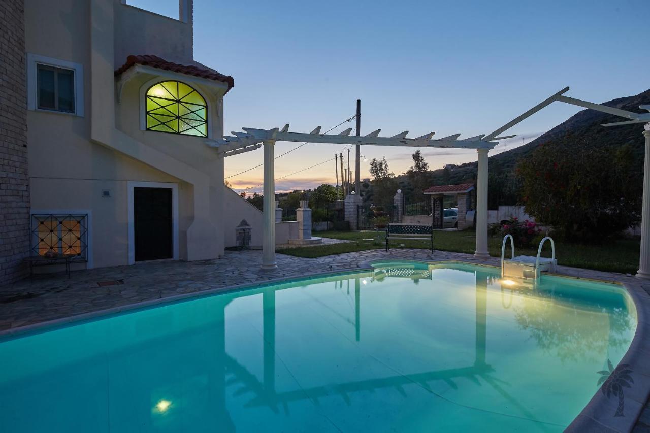 Villa Konstadina With Swimming Pool Kalivia Thorikou Exterior foto